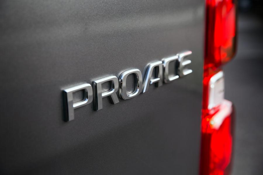 Логотип Toyota ProAce Van Compact 2017 года  (UK) (фото 15 из 32)